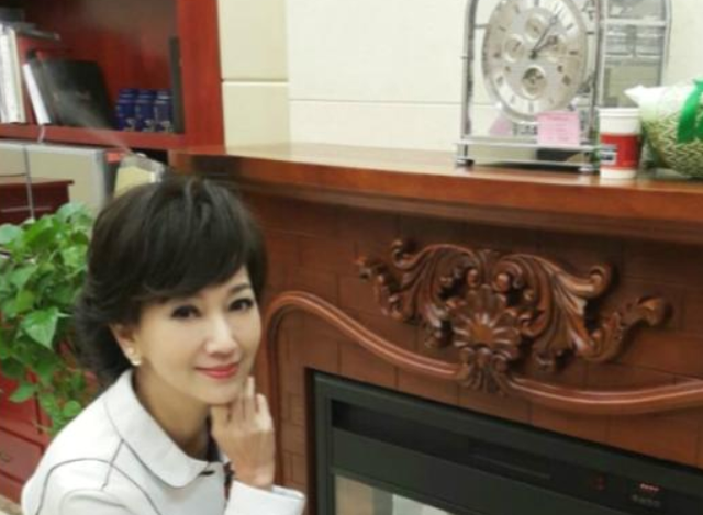 赵雅芝晒出自己的豪宅,楼梯扶手都镀金的,生活过得像贵妃