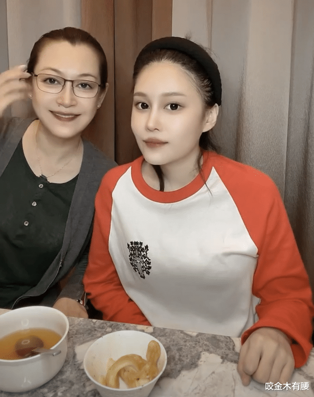 马丽娟|马丽娟与女儿球球同框直播,身材暴瘦后气质突显,网友:像姐妹花