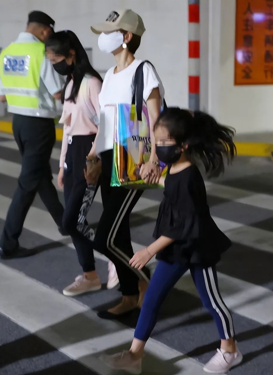 马伊琍|马伊琍携俩女儿走机场，一手牵一个好有爱， 14岁大女儿腿长超妈妈