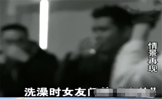 男子邀朋友到家中做客,哪知引狼入室,洗澡时女友趁机出轨