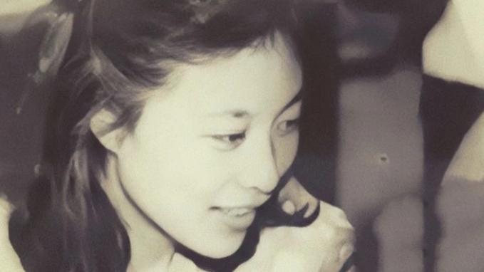 岳红|60岁的岳红，花甲之年，老去的优雅，映照着年轻的容颜