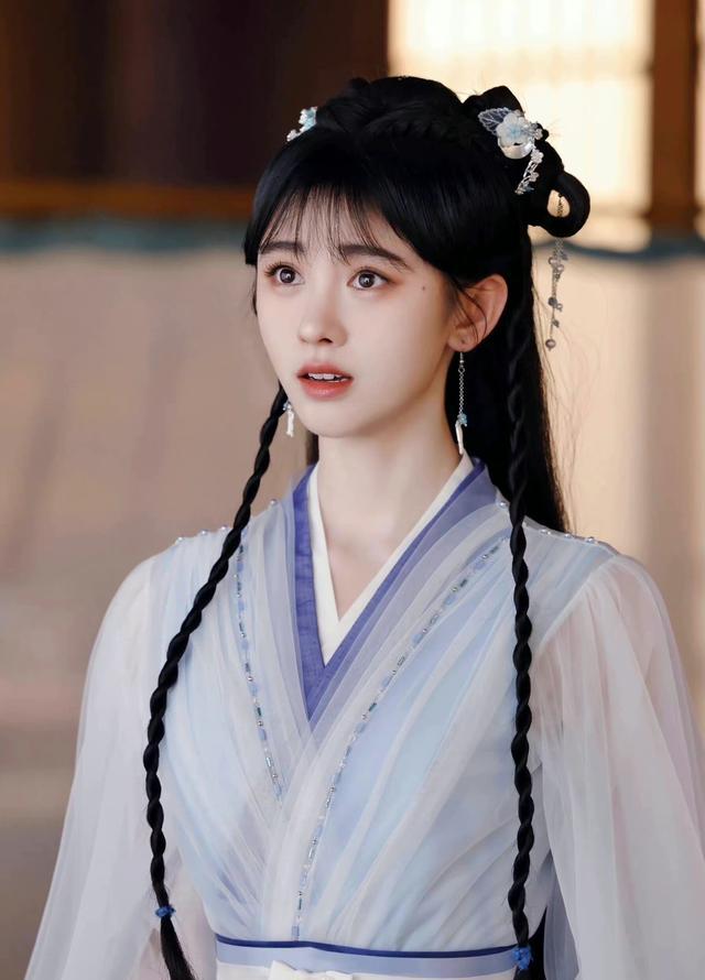 鞠婧祎|绝艳双姝！欧阳娜娜萌探新路透造型引热议，意外撞上鞠婧祎并未输