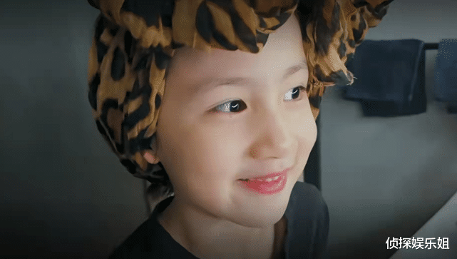 孙莉|孙莉晒8岁女儿，多妹戴豹纹纱巾涂红唇臭美，翻白眼念绕口令萌翻