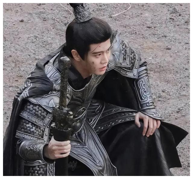 任嘉伦|任嘉伦又一新剧来袭，搭档小9岁当红小花上演爱情剧，毫无违和感