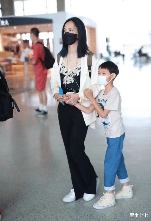 姚晨|姚晨罕带儿女走机场，身材纤细又有品，一对儿女颜值被老公拉跨