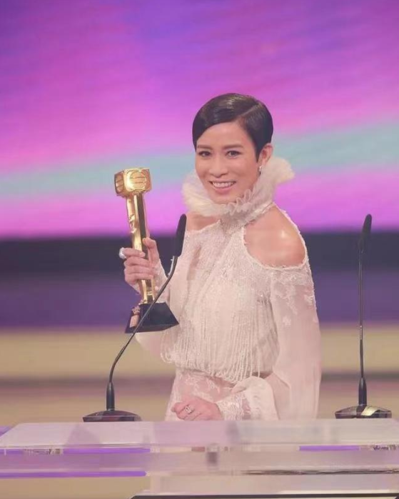 佘诗曼|佘诗曼回港吐槽大陆,抱怨自己无法适应:以后不会再拍大陆综艺!