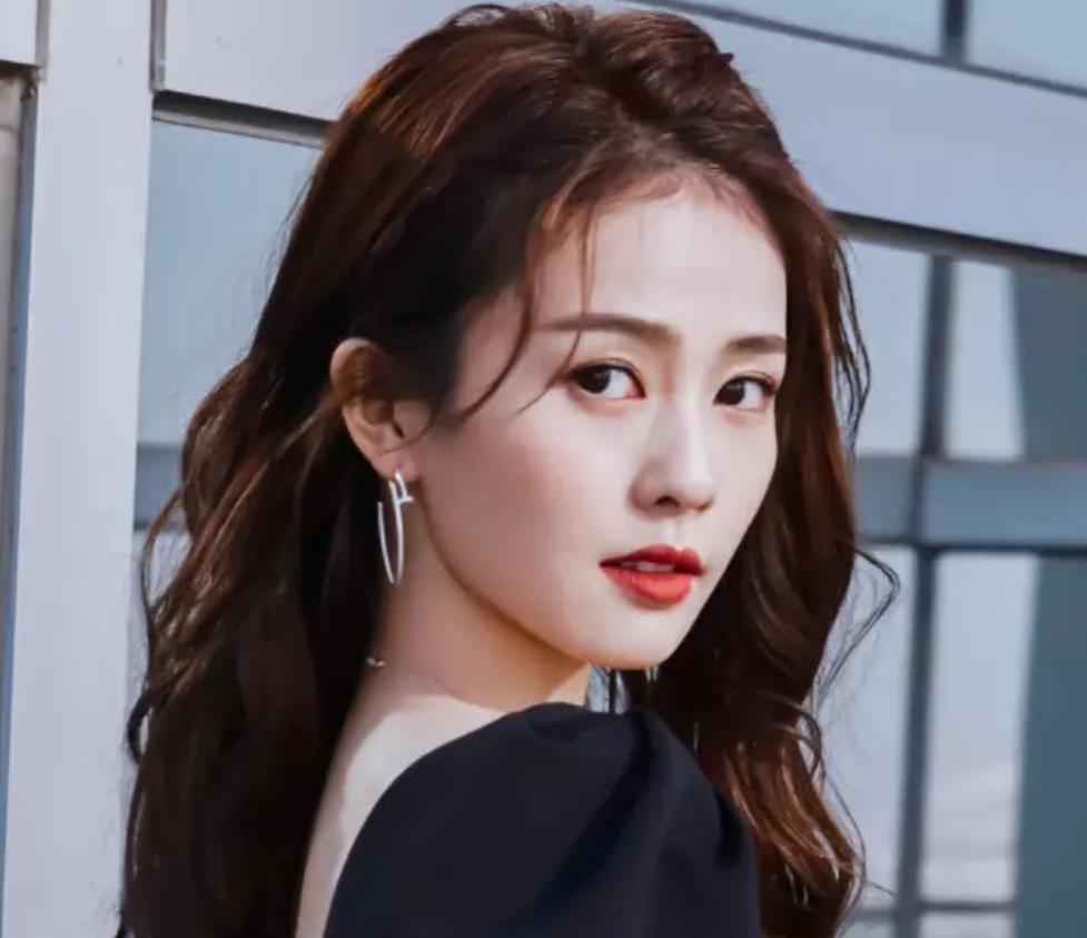 白梦妍|?我很喜欢白鹿，她的演技很自然，长得也很漂亮