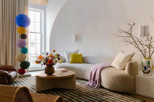 米色调现代别墅,彩色装饰与大理石非常抓人眼球,家具撑得起场面