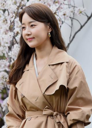 韩智慧秀辣妈带娃日常 检察官丈夫对其宠爱有加 出演新娘18岁走红