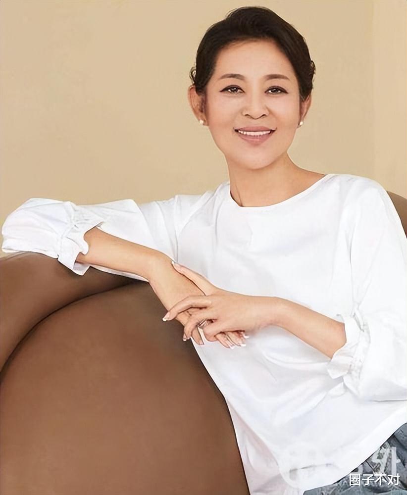 倪萍|倪萍：三婚两次失败，为救儿子给冯小刚下跪，46岁嫁导演终获幸福