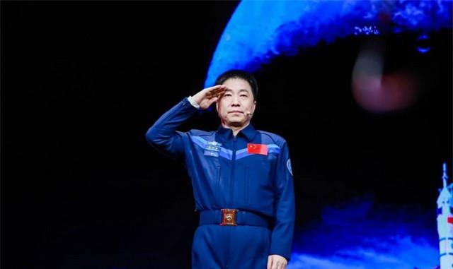 杨利伟进入太空后听到敲窗声,16年后真相揭开,庆幸捡回一命