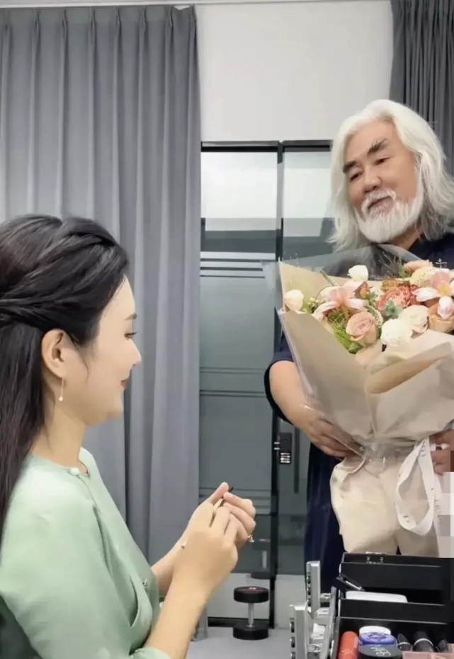 张纪中|导演张纪中直播带货中睡着,买花送老婆请求原谅自己