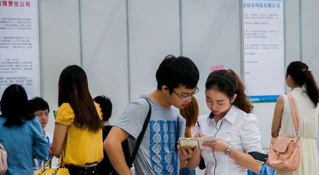 996|有人提议“996”上班制取代“715”？引发热议，准毕业生开始慌了