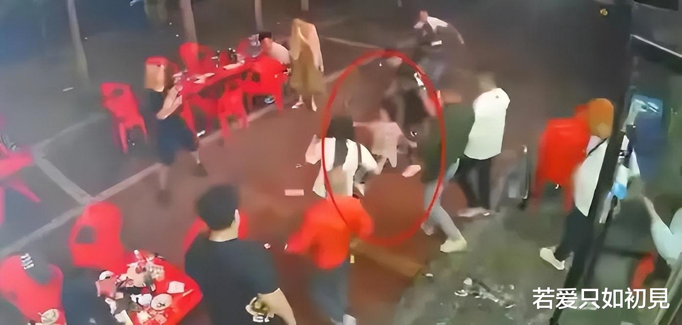 唐山打人案另一女生伤情曝光!右眼疑似被打爆,网友担心会失明