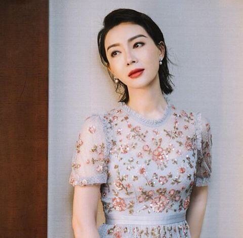 发型 女人到了中年,这4种发型尽量别剪,自以为时髦,其实显老又土气