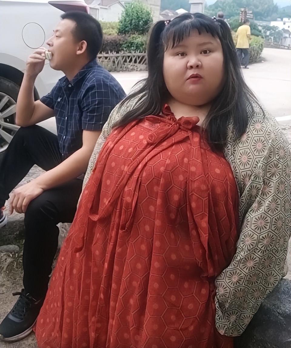 女孩 90后美女校花，被老公喂成400斤，双脚溃烂！