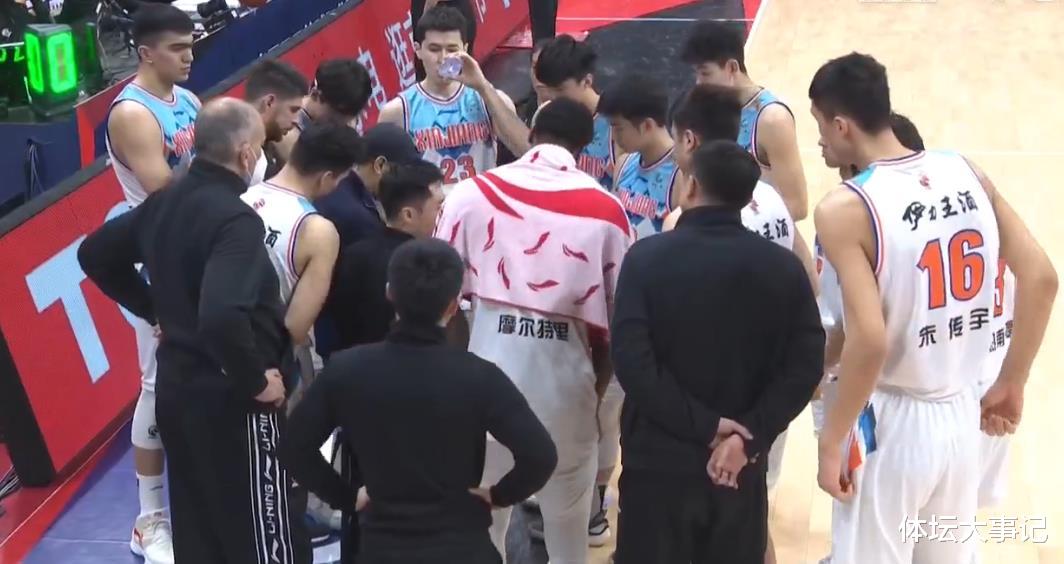 新疆男篮|半场落后新疆9分！吴前12中3，两队外援发威，阿不都13分效率高