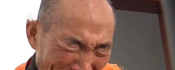 2011年,爷爷砸死亲孙子,村民却拍手称快,千人联名为老汉求情