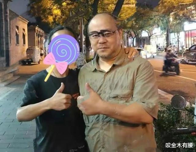 窦唯|网友北京胡同偶遇窦唯,穿搭朴素不修边幅,52岁头发花白已谢顶