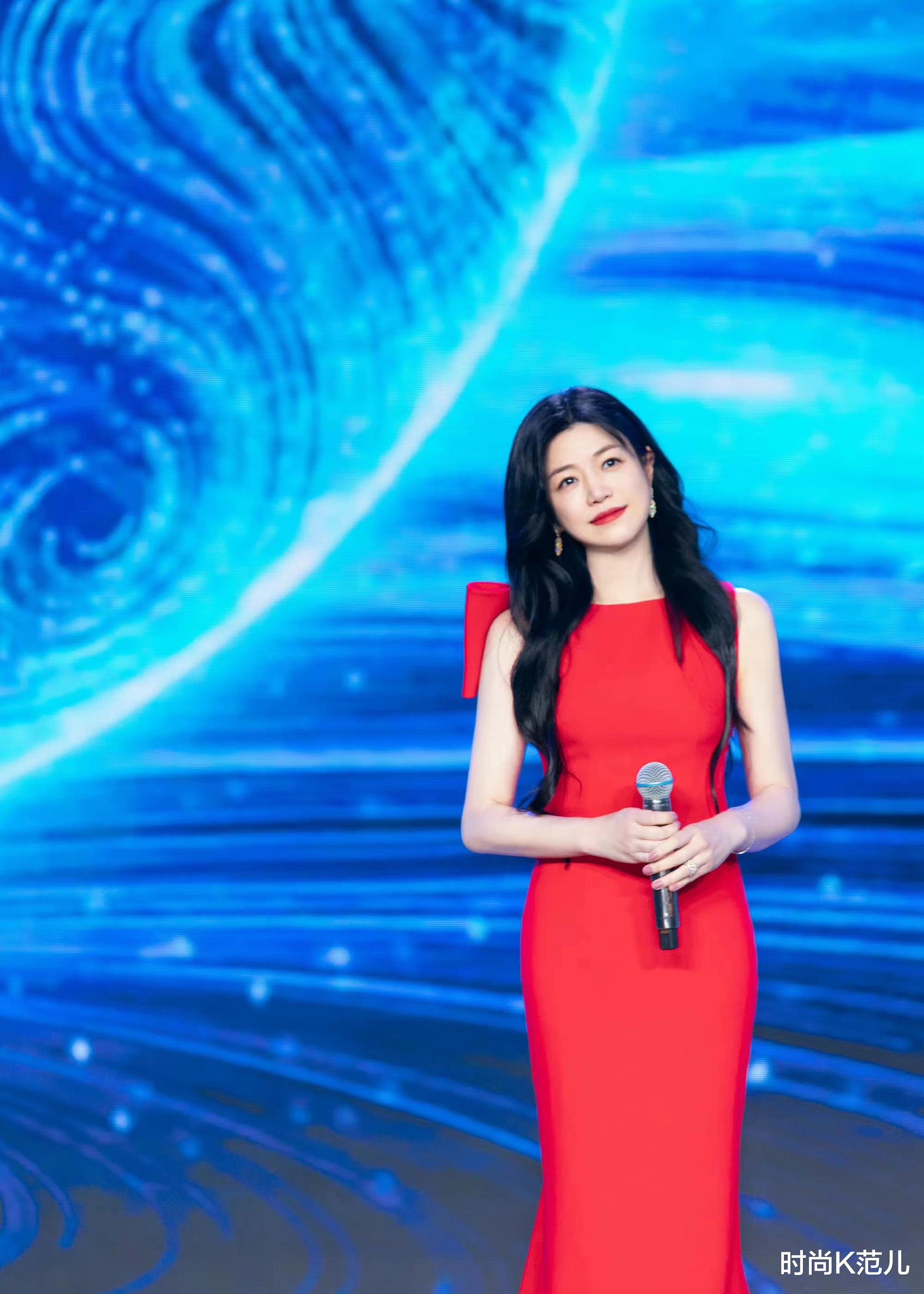 陈妍希|39岁陈妍希不低调了，一袭中国红长裙登台献唱，气质很出众！