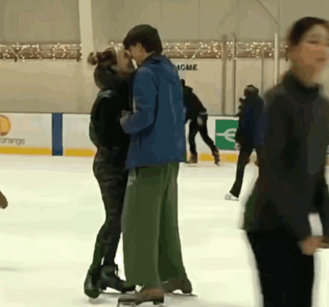 谷爱凌|谷爱凌恋爱了！与1米9白人男友在滑冰场亲吻，是耶鲁大学高材生