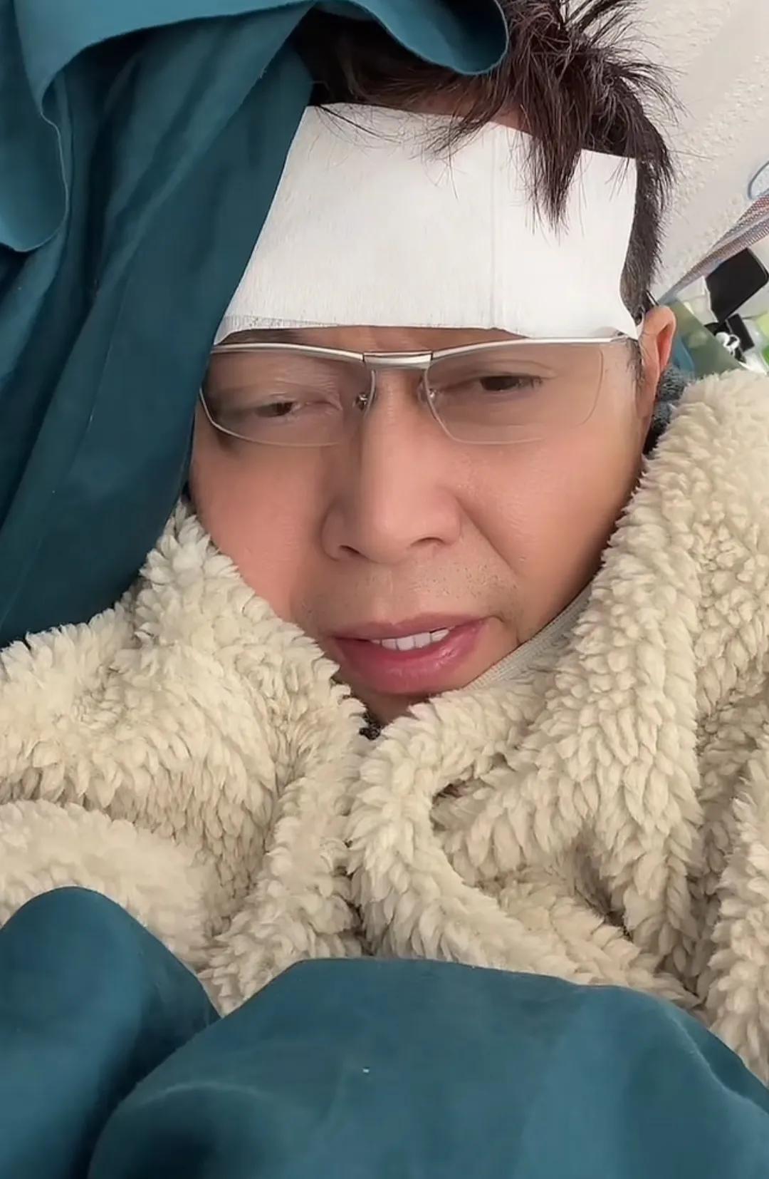 主持人王为念91岁父亲阳康,精神矍铄气色好,父子牵手散步好温馨