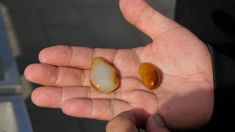 翡翠|新买的和田玉，拿回家就不白了？