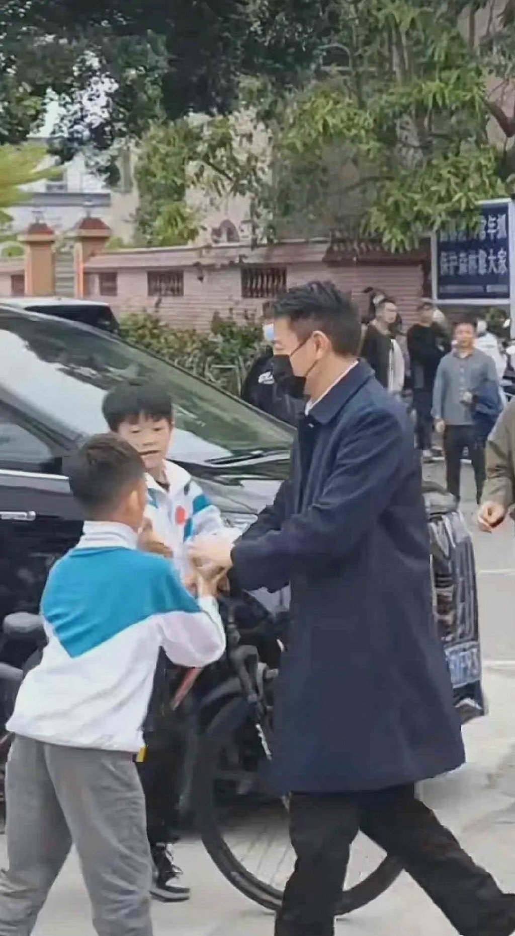 刘德华|TVB老戏骨曝刘德华在内地拍戏随时带保镖，每天有8个人围着他转