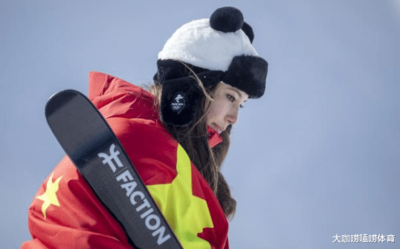 谷爱凌|谷爱凌获奖闺房兴奋蹦跳！腾空一跃撞吊灯吓坏，穿短背心露一截腰