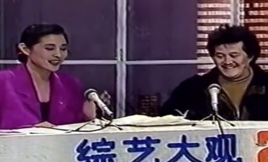 赵本山|赵本山香港演出回来烫了头发,鹿皮大衣当袄买,土到倪萍不好评价