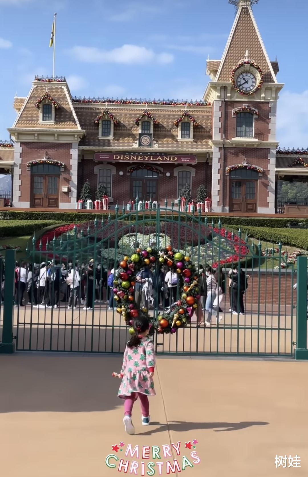 谢婷婷|谢婷婷低调回香港探亲，母女游玩迪士尼，3岁女儿初到香港很开心