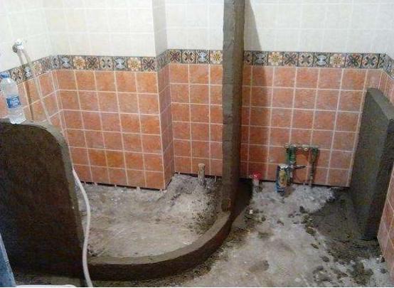 卫生间还在傻傻的用玻璃隔断？如今流行半墙设计，美观又实用