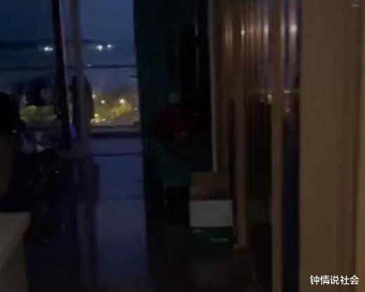 |男子滞留在三亚民宿，1500一天花费2万后没钱续房：房东拉闸断电