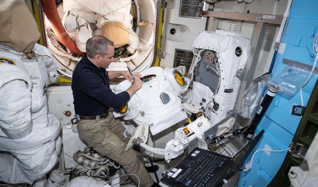 为国际空间站宇航员制造新宇航服,NASA决定更换老化的ISS宇航服