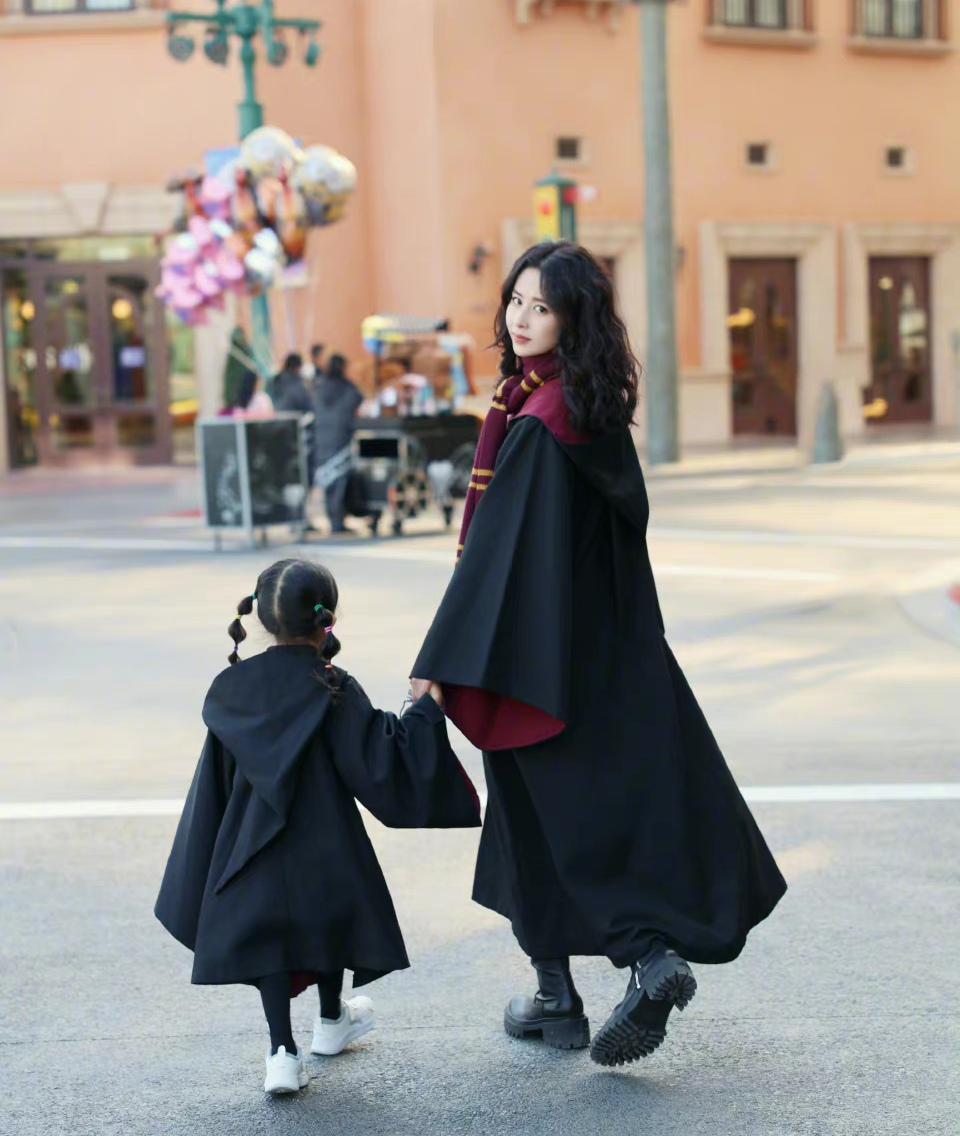 颖儿|颖儿带女儿游玩环游影城,母女俩变身魔法师超可爱,4岁小月亮好高