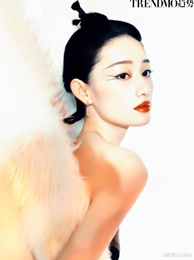 郭晓婷|郭晓婷炫彩光影大片,燕尾眼线太吸睛,淡妆浓抹总相宜