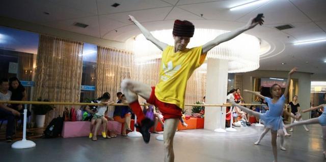 芭蕾舞|46岁“巨婴”郭冷：只会跳舞，连衣服都不会洗，年入百万无人敢嫁