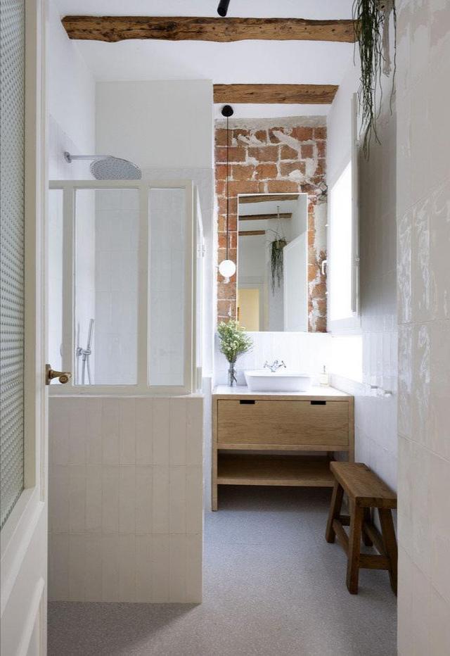 红砖墙木横梁,白色与原木色,打造一个清新复古的老公寓