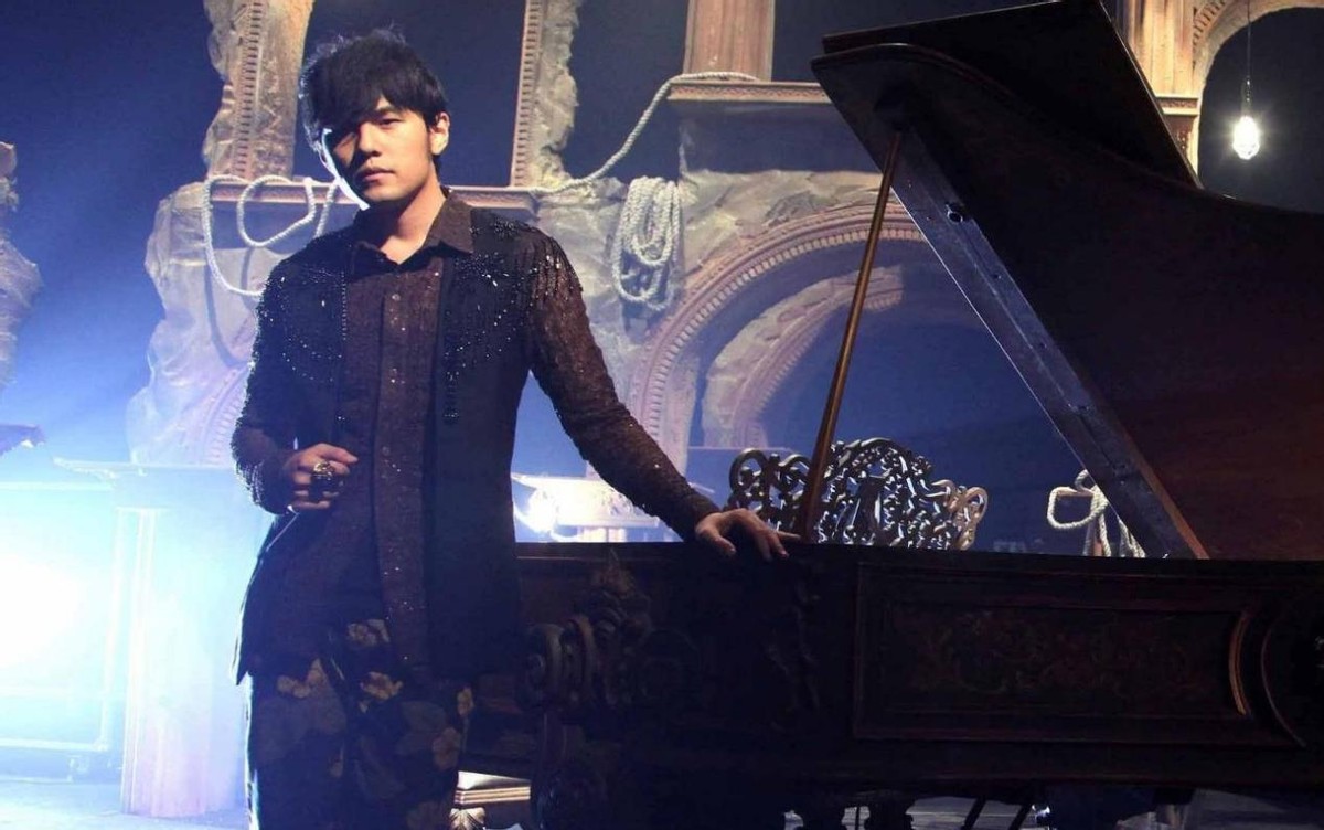 周杰伦|时代偶像周杰伦：许嵩曾是他的死忠粉，为他开会员穿美特斯邦威