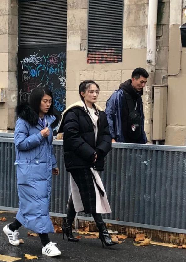 徐璐|徐璐生图暴露真实颜值，被指“大饼脸”，网友：假美女