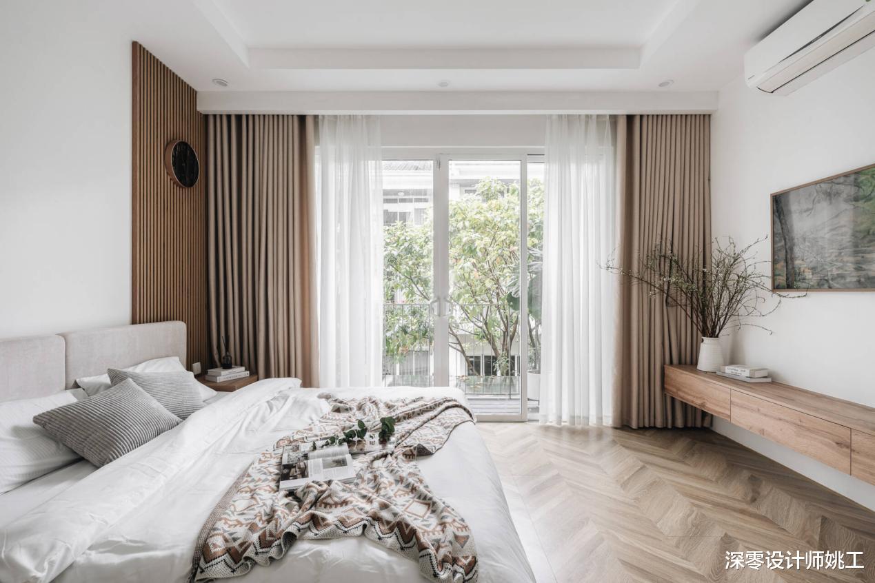 4口之家的210㎡豪宅,客厅沙发墙打造弧形隔板,凸显空间层次感