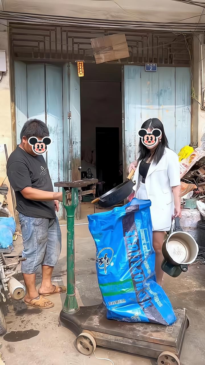 丈夫不理解妻子,去出差却不留生活费给她,她把锅碗瓢盆当废品卖