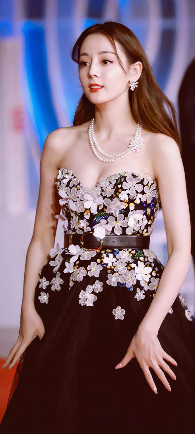 迪丽热巴|颜值与演技齐飞,连续7个热度冠军,4年无休,网友:未来可期