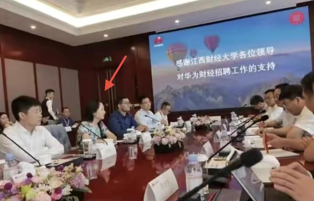 孟晚舟|孟晚舟现身名校太隆重，穿2千元娃娃裙像小姑娘，众领导齐迎接