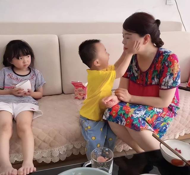 带货|左右为难?田静被质疑利用婆婆流量直播带货,前管理恶意吐槽许敏