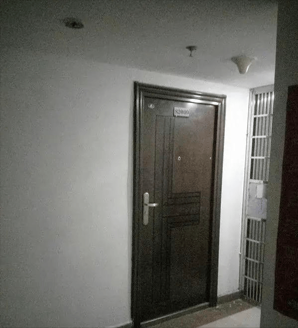 邻居在走廊加铁门强占公共空间,态度又蛮横,真是自私!