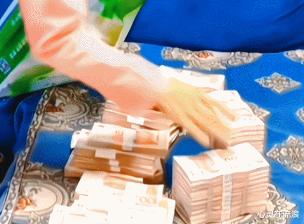 大衣哥新儿媳晒彩礼,现金直接往沙发上摊,首次回应网友评论