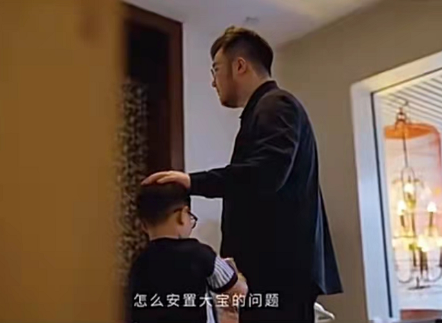 巴图|宋丹丹儿媳住20万月子中心！全家合影笑开花，4岁大儿子虎头虎脑