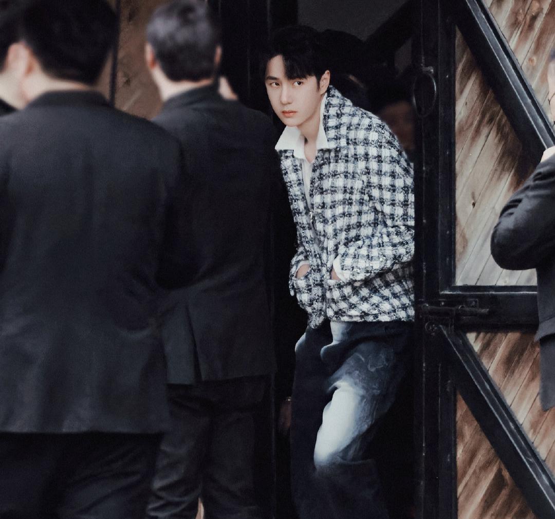 王一博|王一博亮相香奈儿晚宴,帅气打扮成为焦点,坐姿乖巧又可爱