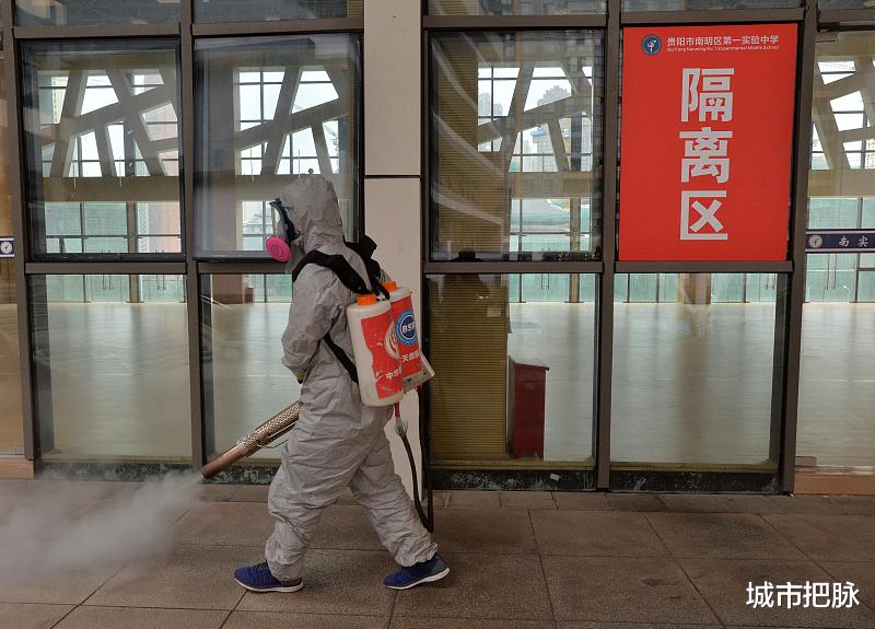 贵阳一转运涉疫人员的大巴侧翻引争议:异地隔离为何要半夜转运?